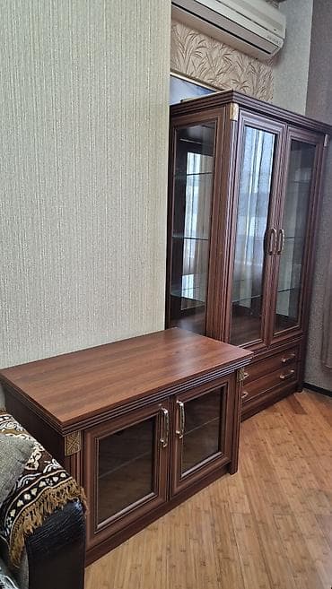 gül: Klassik üslubda qonaq otağı üçün vitrin və TV altlığı dəsti. - — 2