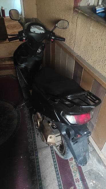 Qara rəngli şəhər skuter/moped Texniki və dizayn xüsusiyyətləri: -