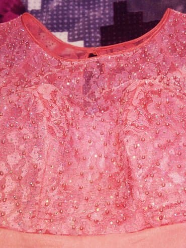 Dəstlər, kostyumlar: Nar ciceyi rengde qadin ziyafet paltari. 1 defe nisanda geyinilib. 38 — 2