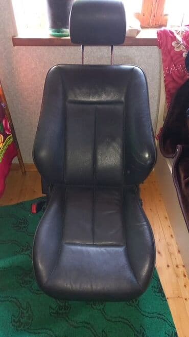 tek oturacaqlar: Qara rəngdə, dəri örtüklü avtomobil oturacağı. Oturacağın — 2