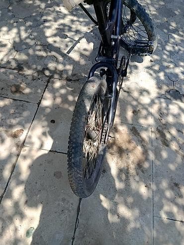 16 lik velosiped: Qara rəngli, tam asqılı velosiped. Model BMX/dağ velosipedi üslubunda — 4