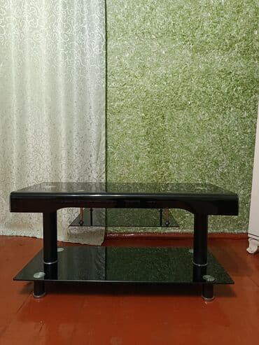 журнальный столик на колесиках: Qara şüşə sehpə/televizor altlığı - Material: qalın temperli qara — 2