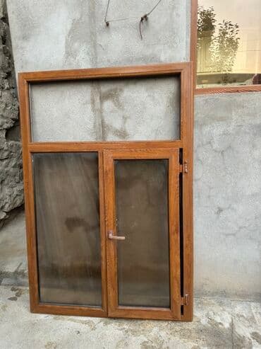 pencere rasotkalari: Taxta rəngli PVC pəncərə, iki bölmədən ibarətdir. Yuxarı hissə tək — 3