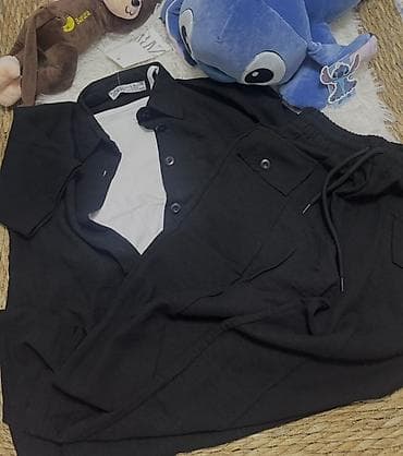 Qara rəngdə iki hissəli geyim dəsti: - Üst: qısaqol, düyməli köynək