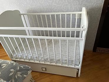islemis mebiler: Uşaq beşiyi – ağ rəngdə, taxta konstruksiya. - Ön tərəfdə sürüşən yan — 1