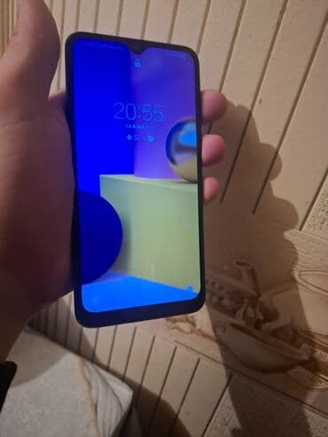 komputer ekran şəkilləri: Smartfon – mavi rəng Xüsusiyyətlər: - Tam ekran ön panel, ön kamera — 5