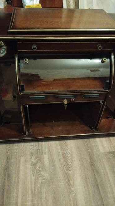 Qida məhsulları: Mebel: taxta televiziya/akustika üçün retro tərzli tumbə Təsvir: - — 2