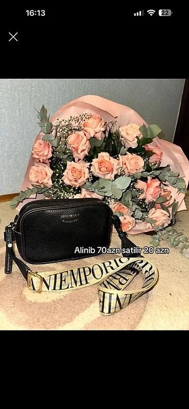 Qara rəngli çiyin çantası: - Material: teksturalı süni dəri - Forma