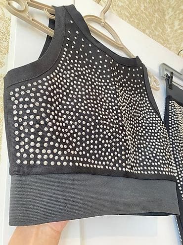 desd paltarlar: Qara rəngdə, daşlarla bəzədilmiş iki hissəli dəst: Materalı beden — 6