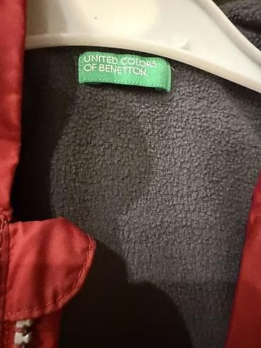 qar geyimi: Uşaq üçün qırmızı jaket – United Colors of Benetton - Ölçü: 2Y — 2