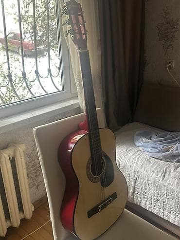 Klassik akustik gitara - Korpus: ön panel açıq rəngli ağac, yanlar və — 2