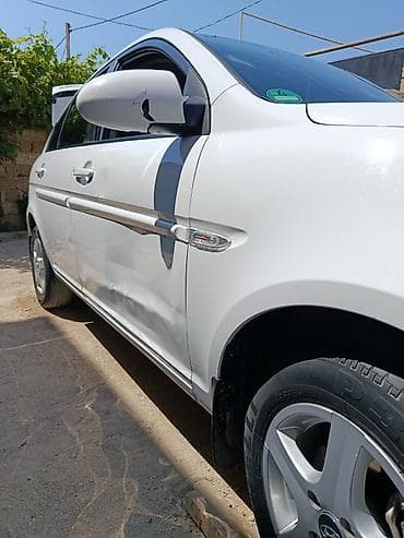 passat disk: Hyundai Accent (sedan), ağ rəng. Texniki xüsusiyyətlər və təchizat: - — 4