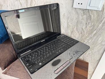 notebook çanta: Toshiba markalı boz rəngli noutbuk. Cihazın üst qapağında Toshiba — 3