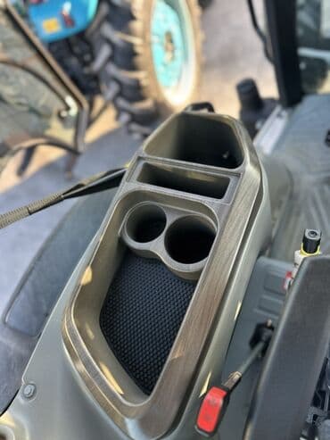 dete 75 трактор: Yeni RD1004 modeli traktor. Mavi və ağ rənglərdə, kabinli və müasir — 9