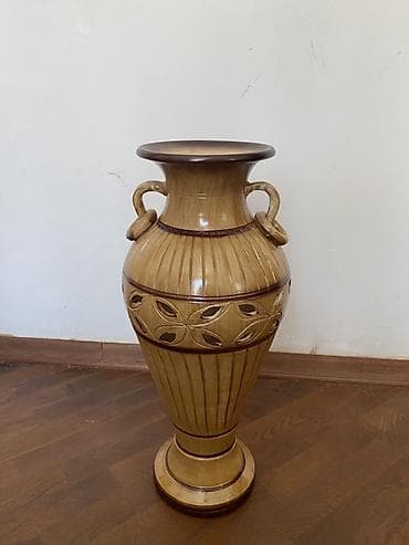 Ev və bağ: Bir vaza, Keramika — 1