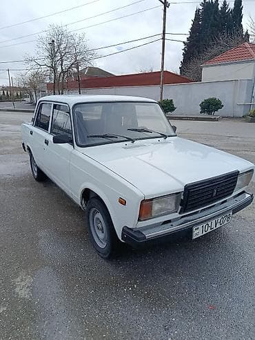 qaz 24 volga: VAZ 2107 sedan - Kuzov: 4 qapılı, klassik ağ rəng - Mühərrik — 1