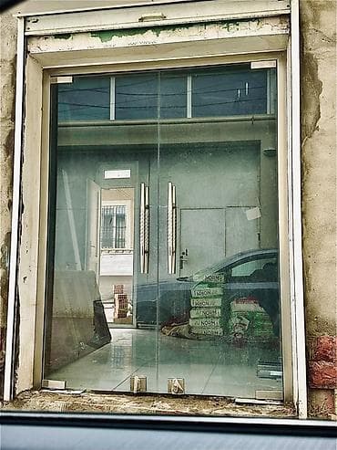 suse qapi: Şüşə qapi yenidir, taxilib ama istifade olmayib, Oz olcususunde — 1