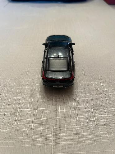 kinder oyuncaqlari: Metall oyuncaq avtomobil – sedan/krossover üslubunda mini model - — 2