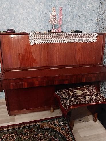 Akkustik piano – dik (upright) model. Klassik tünd qəhvəyi taxta