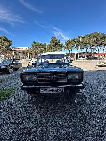 volkswagen passat masin: VAZ 2107 sedan - Kuzov: 4 qapılı, klassik kvadrat dizayn, xrom ön — 2