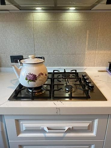 Sifarişlə ofis mebeli: Mətbəx mebeli tecili satılır.5 ay istifade olunub.Aspirator,qaz — 2