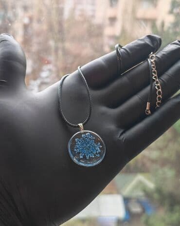 uzun qizil sirqalar: Epoksi qatqı ilə hazırlanmış əl işi kulonlar - Çiçək kolleksiyası — 8