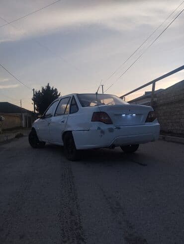 Аксессуары и тюнинг: Ağ rəngli sedan avtomobil Əsas xüsusiyyətlər: - Kuzov: 4 qapılı — 8