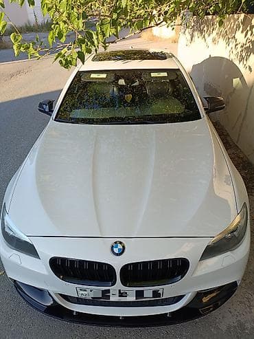 diffuser satisi: BMW 5 Series (F10) sedan – ağ rəng, agresiv M-stil eksteryer paketi — 7
