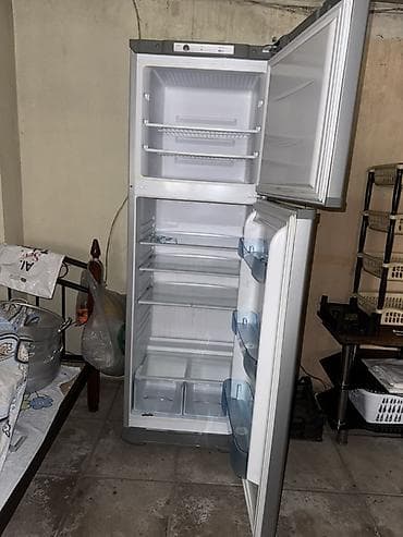 nomre satilir: İki qapılı, üst hissəsi dondurucu olan soyuducu. Gümüşü rəngdə korpusa — 2