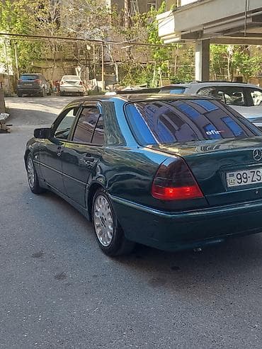 Mercedes-Benz C-Class: 1.8 l | 1997 il Sedan — 10