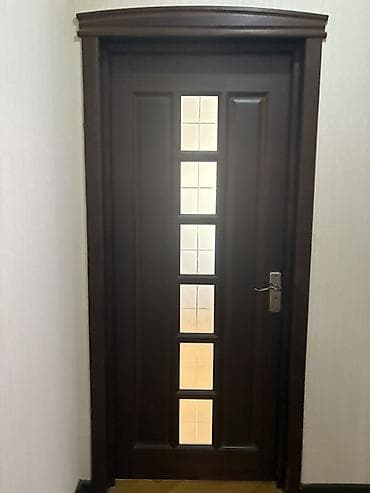 sehf qapi: Daxili qapı – tünd qəhvəyi rəngli, klassik üslub. - Material: bərk — 2