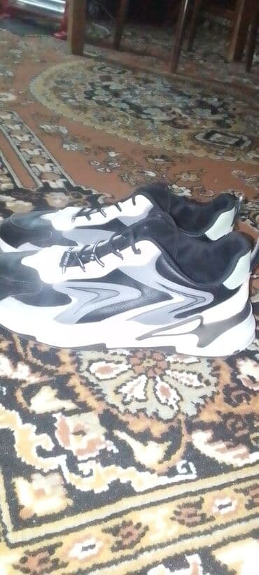 Kişi ayaqqabıları: Kişi idman ayaqqabısı - Rəng: qara‑ağ‑boz kombinasiyası - Üst — 1