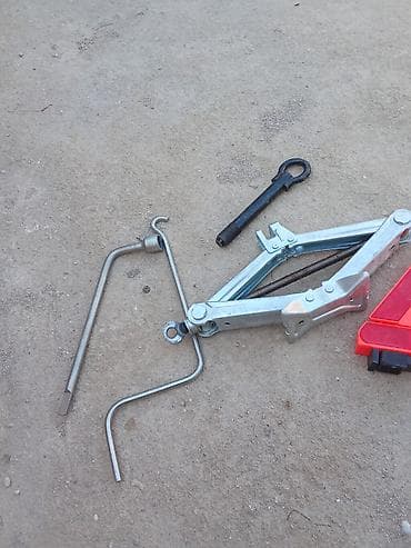 kreditle drel: Toyota Domkrat Dəsti Məzmun: - Mexaniki “qayçı” tipli domkrat – — 2