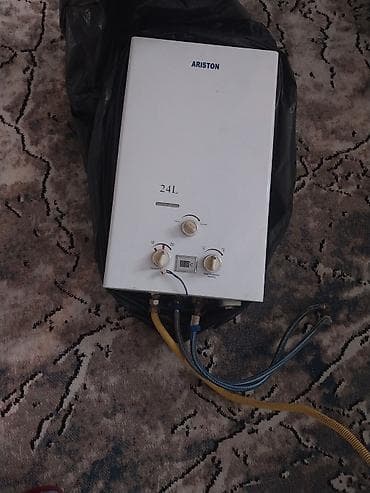 - Ariston qazla işləyən su qızdırıcısı, 24L ötürücülük. Ön paneldə