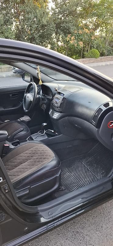 mercedes satisi: Hyundai Elantra, qara rəng, sedan gövdə. Texniki xüsusiyyətlər: - — 6