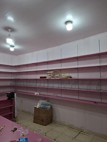 mağaza vitrin: Mağaza baglandığı üçün mebel ve polkalar satılır.Cəmi 3 ay mağaza — 2