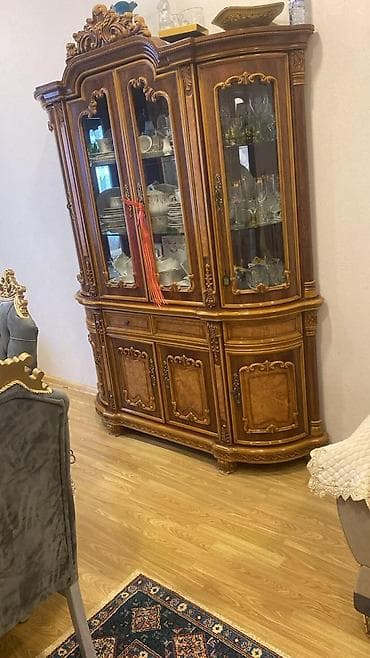 Klassik üslubda, taxta oyma detallı vitrin-bufet. - Material: möhkəm