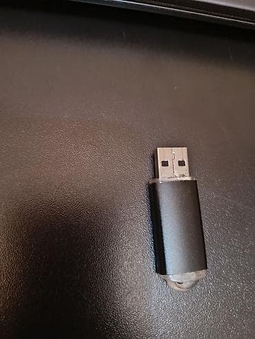 USB flaş yaddaş - Port: USB-A (standart) - Korpus: metalik/qara