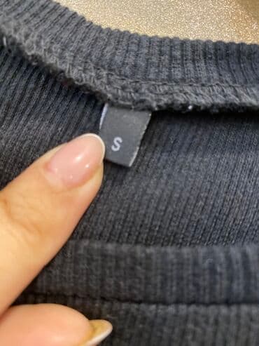 женские футболки и майки в полоску: Qadın geyimləri 3 azn her biri 1) Açıq boz rəngli qısaqol bluz: - — 4