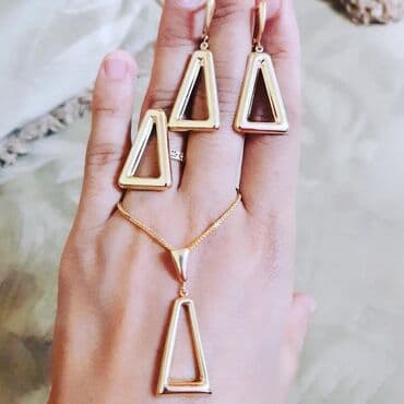 sirqalar qizil: Dəstə daxildir: Üzük, Sırğa, Kulon, Sarı qızıl, 585 Əyar, 803 g — 3