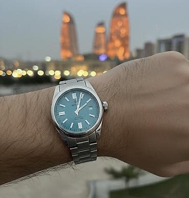 Yeni və idealdır, qutusu sənədləri üstündədir. Bilək hərəkəti ilə