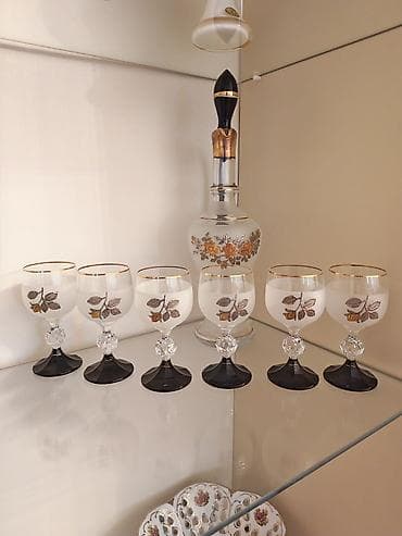 Şüşə içki dəsti - Tərkib: 1 ədəd qrafin və 6 ədəd badə - Material