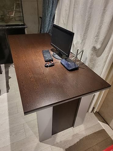 İşçi üçün, Dördbucaq masa