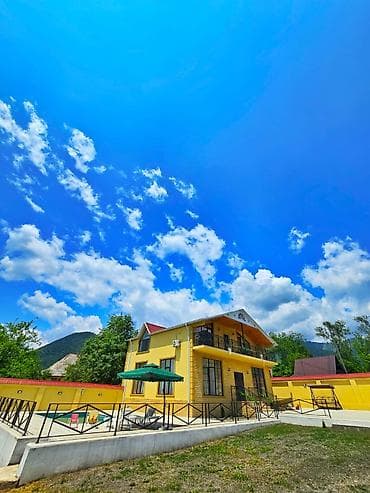 Gunluk kiraye verilir – Dağ mənzərəli, Həyəti və Hovuzlu geniş iki