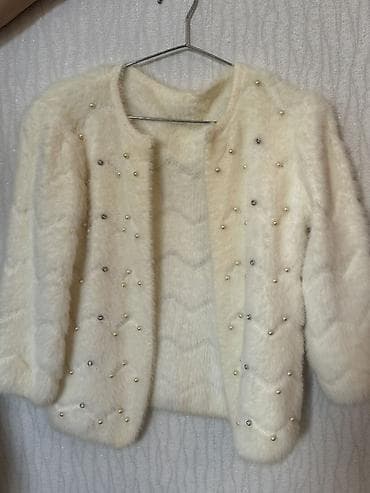 Qadınlar üçün zərif ağ tüklü jaket/kardiqan - Rəng: ağ krem -