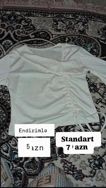 Толстовки, худи: Ağ rəngli qadın bluzası - Asimmetrik kəsimli, dairəvi-yarım V yaxalı - — 1