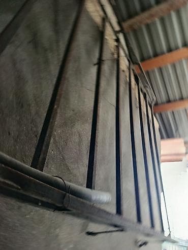 Metal barmaqlıq/pərdəlik – divara bərkidilən, şaquli lamellərdən