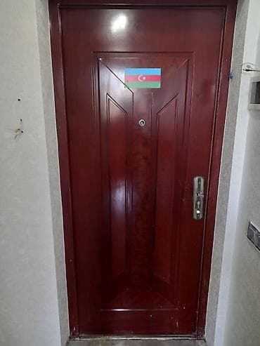 Seyf qapı – 130 AZN - Material: metal konstruksiya, üzərində taxta