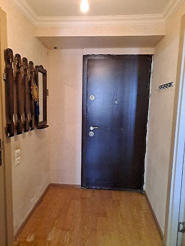 Mənzillər: Koroğlu Rəhimov küçəsində yerləşən, 9 mərtəbəli binanın 5 ci — 8