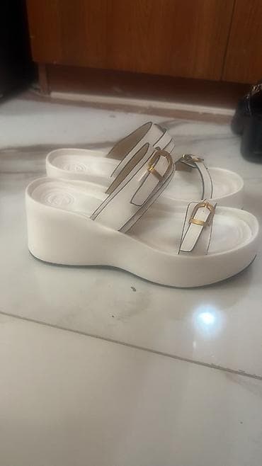 Basanoşka və səndəllər: Ağ rəngli qadın platforma sandal - Model: iki zolaqlı, ön və üst — 1